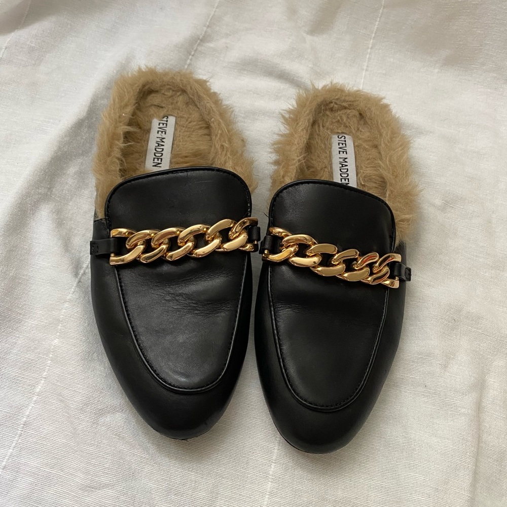 Steve Madden Black leather furry mules with chain detail